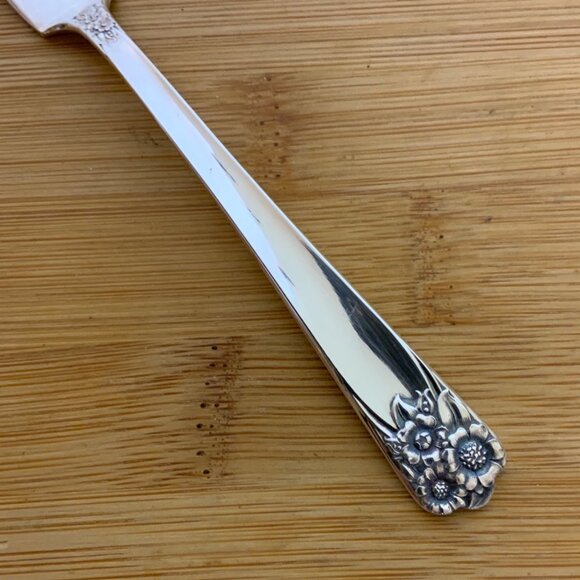 Rogers & Son IS April Butter Knife Silverplate Flatware Replacement 1950 Vintage - Picture 3 of 4